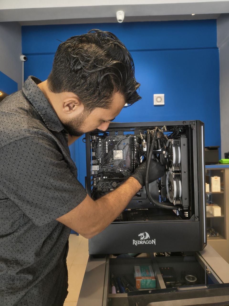 Edvan Freitas trabalhando na manutenção de um computador